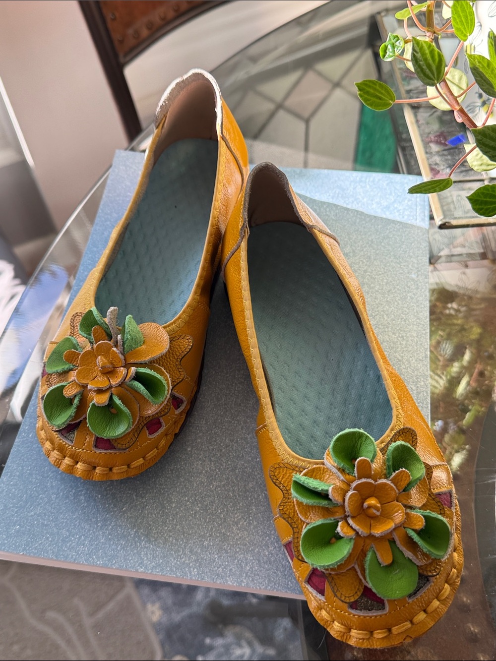 Faux leather shoe with flower of green and yellow on the toe